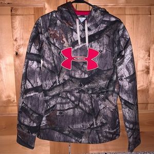 Women’s UNDER ARMOUR camouflage sweatshirt